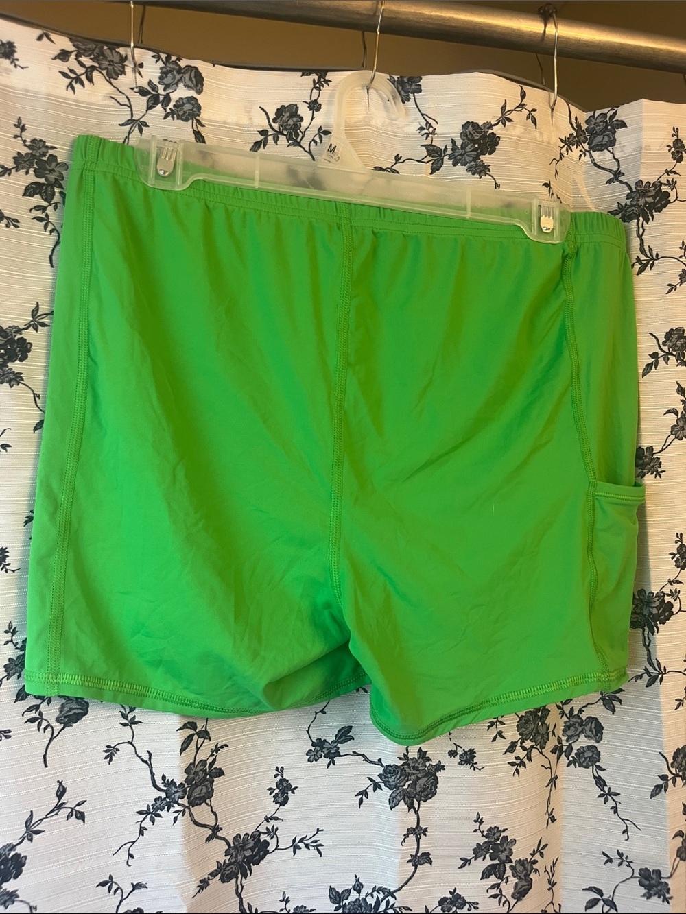 Lilly Pulitzer NWT Luxletic Biker Shorts in Putting Green - Picture 4 of 7
